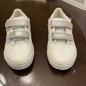 Veja, like new, size 3